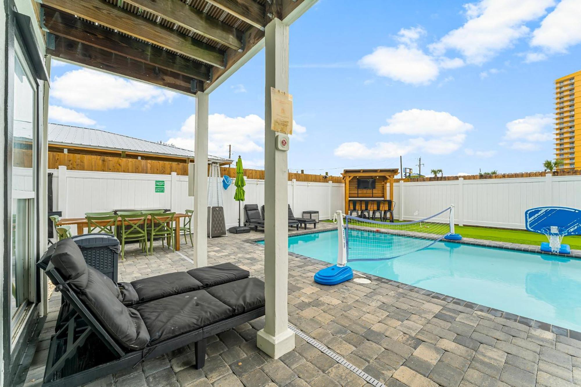 Apartment Lime And Dandy Pool Golf Grill Bar Games Near