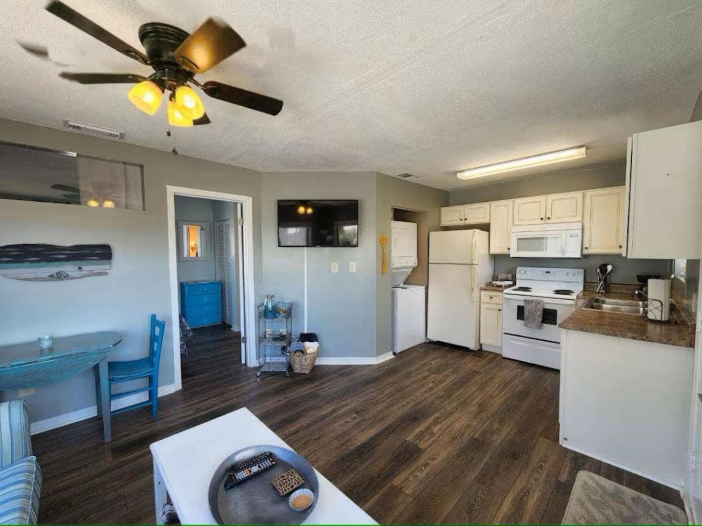 Apartment Across The Street From With 2 Pools *