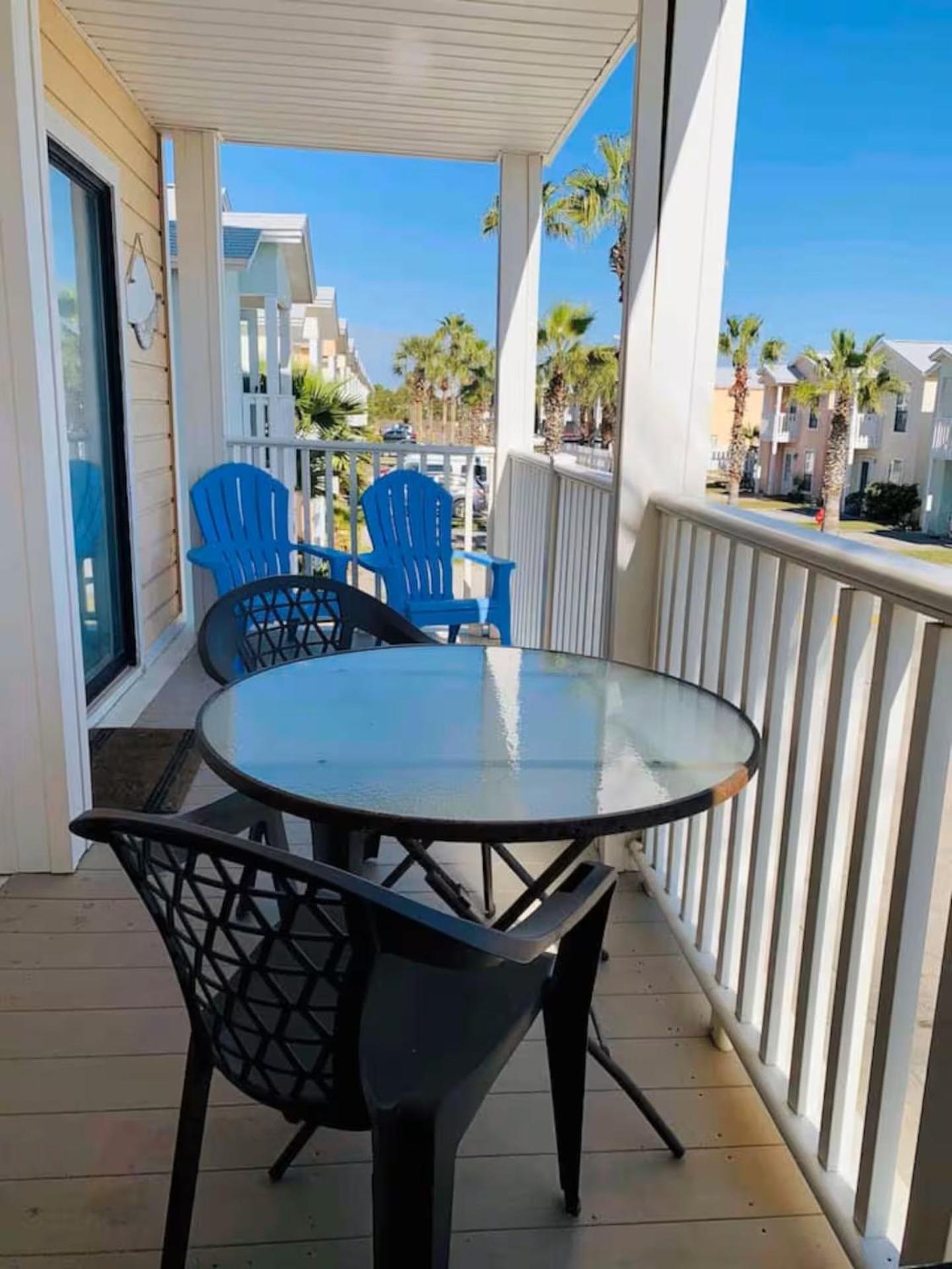 Apartment Across The Street From With 2 Pools *