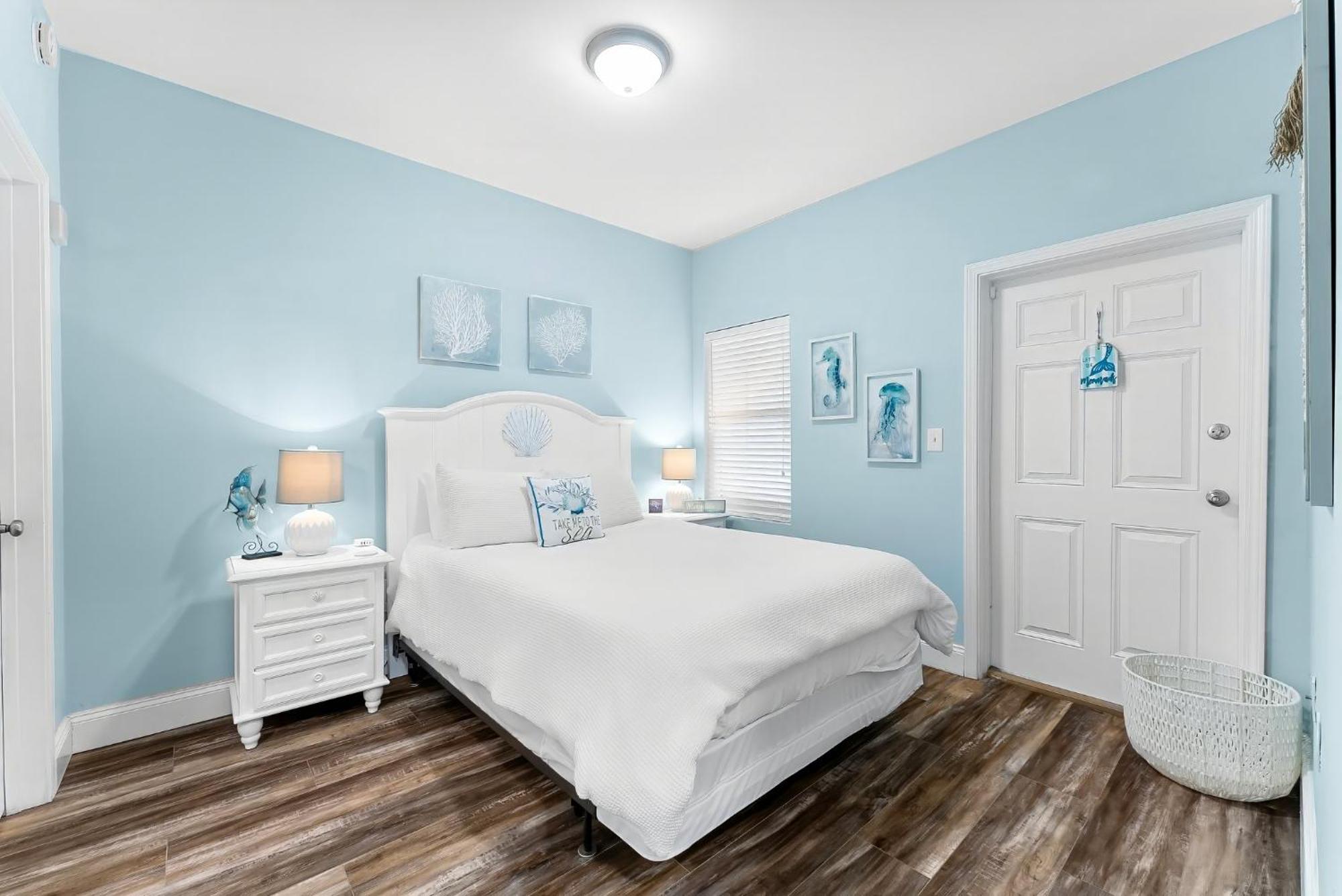 Laketown Wharf 1801 Apartment *