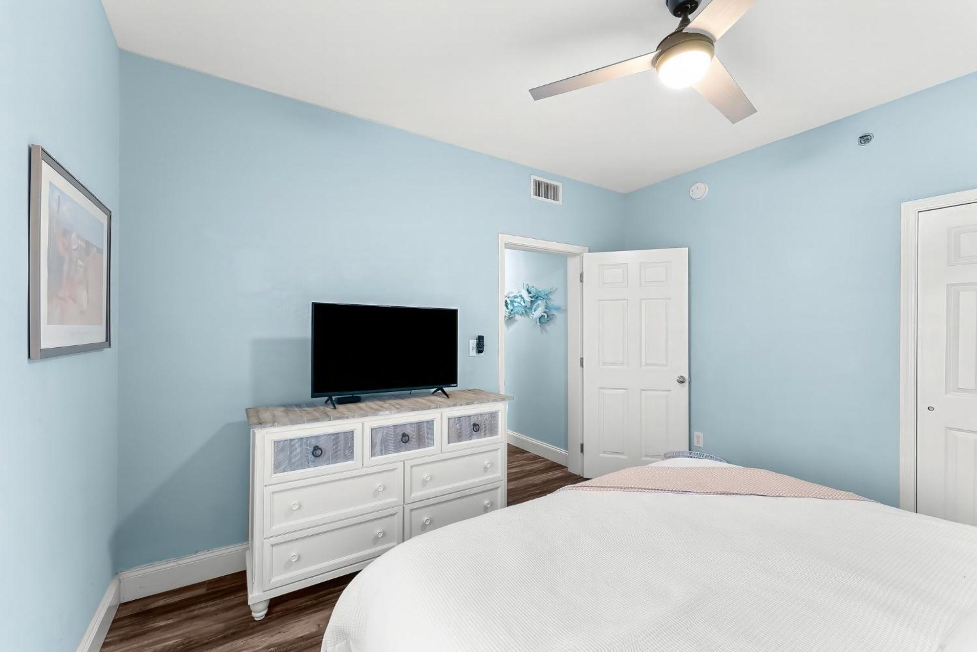 Laketown Wharf 1801 Apartment *