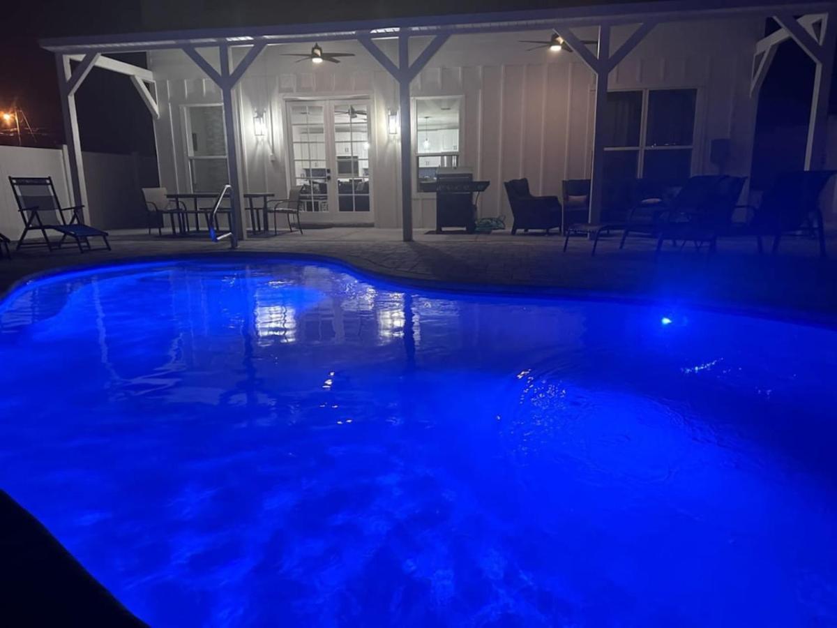 Sun Surf And 1 Block To Heated Pool Holiday home *