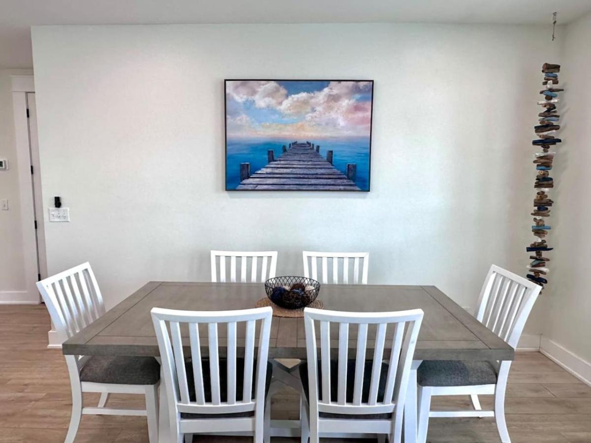 Holiday home Sun Surf And 1 Block To Heated Pool *