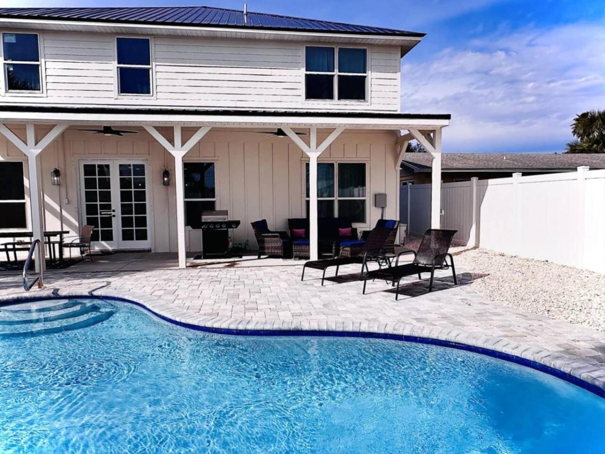 Sun Surf And 1 Block To Heated Pool Holiday home *
