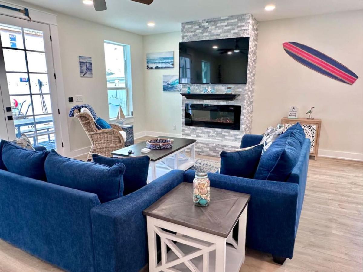 Sun Surf And 1 Block To Heated Pool Holiday home