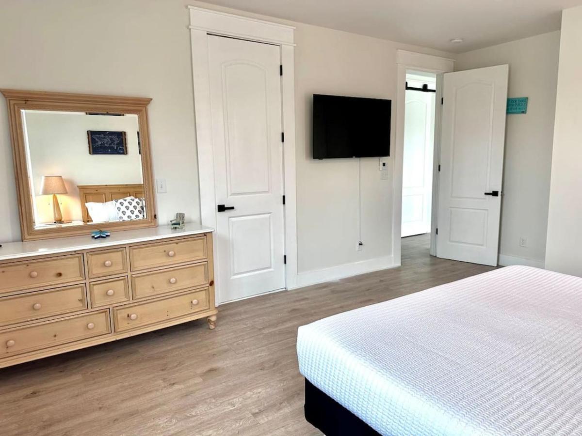 Holiday home Sun Surf And 1 Block To Heated Pool *