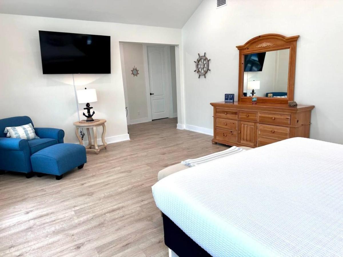Sun Surf And 1 Block To Heated Pool Holiday home *