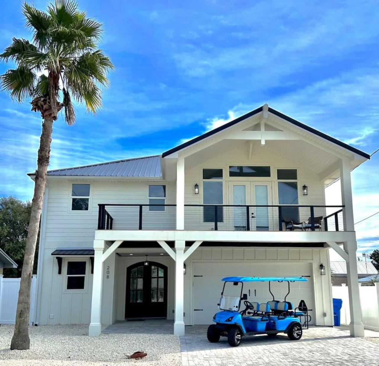 Sun Surf And 1 Block To Heated Pool Holiday home *