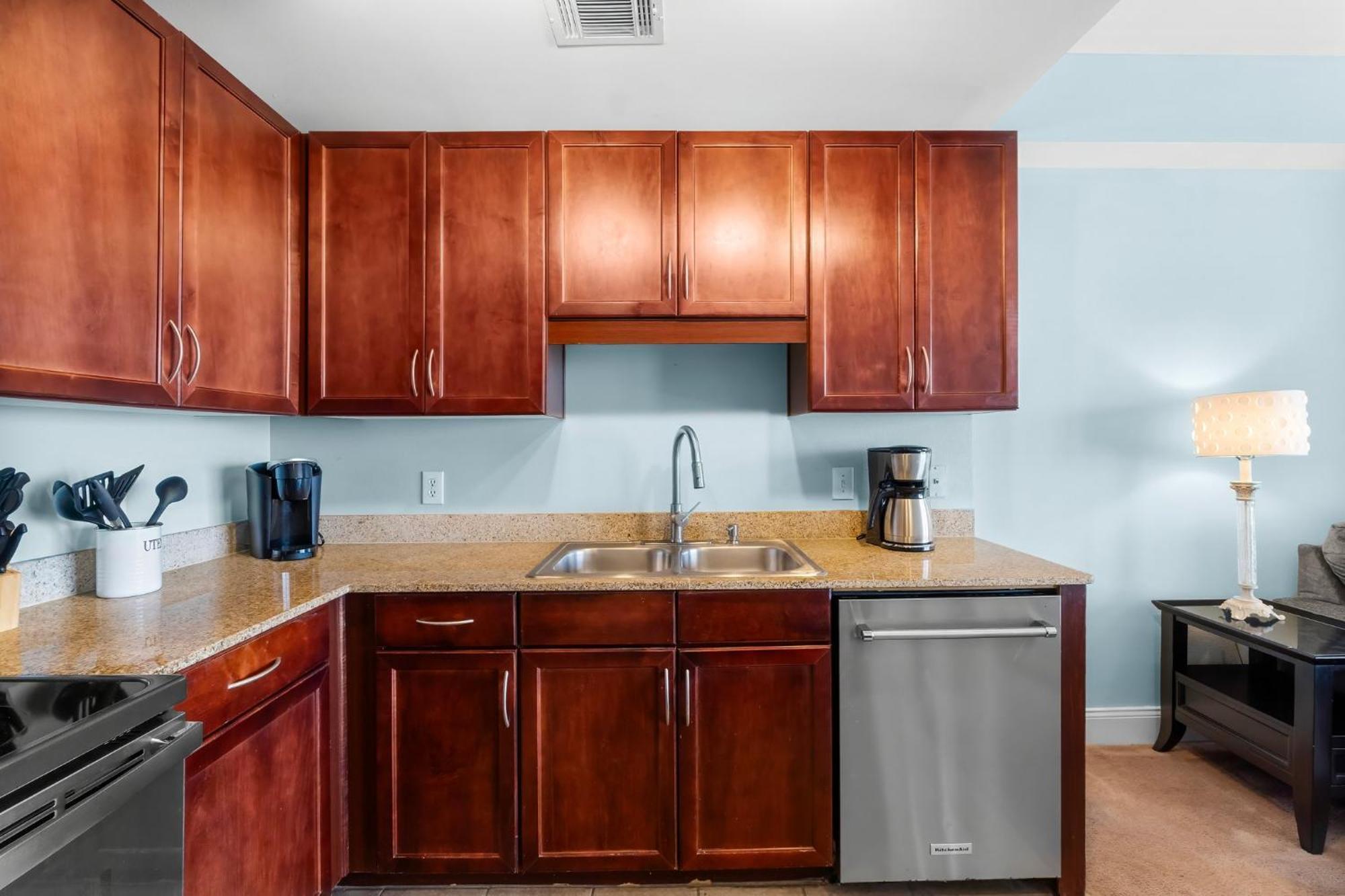 Laketown Wharf 1818 Apartment *