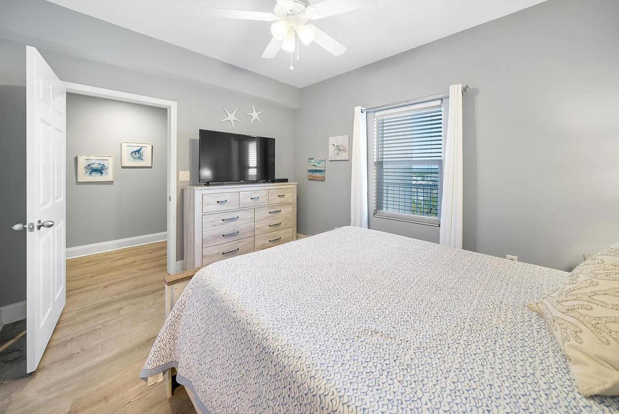 Laketown Wharf 905 *