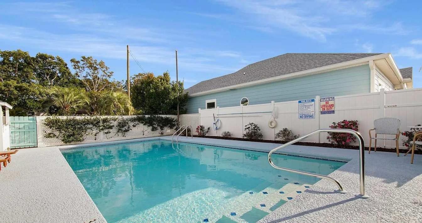 Shells Family House Coastal Retreat With Private Pool Golf Cart & Steps To The Holiday home *