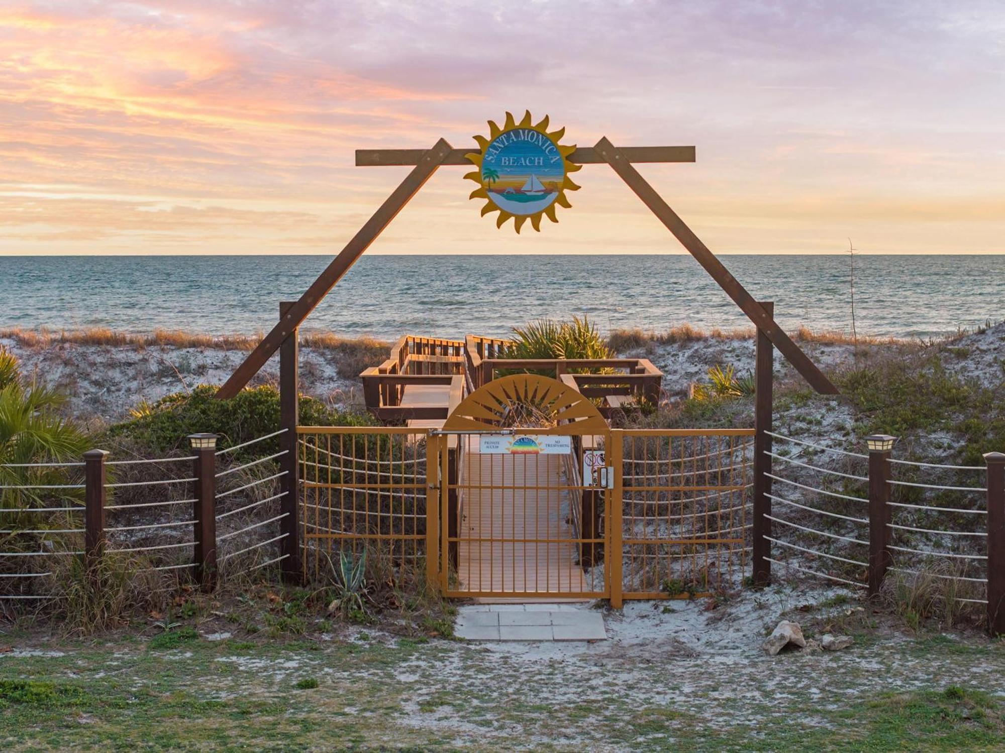 Private Paradise On Front Rd *