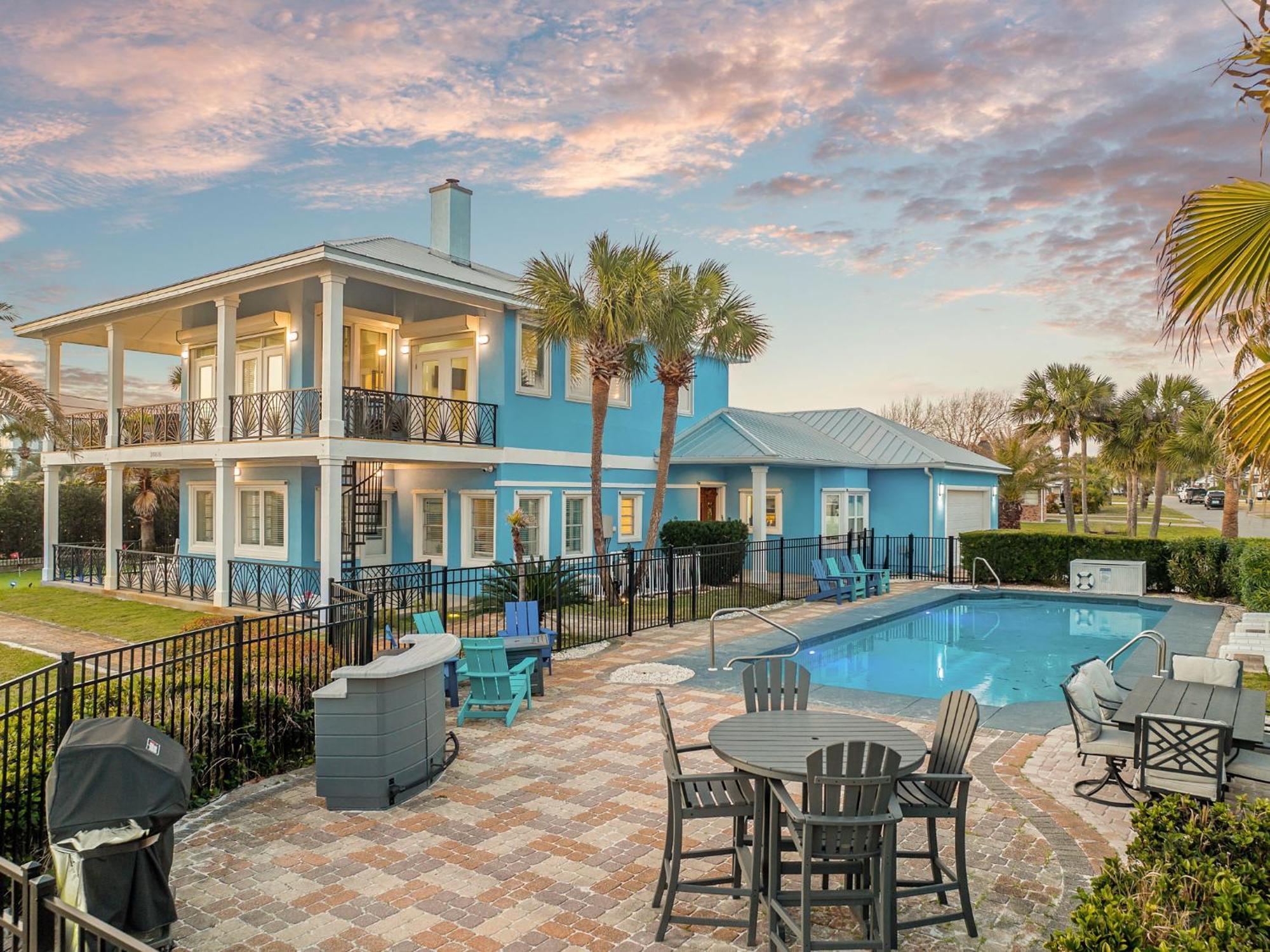 Private Paradise On Front Rd *