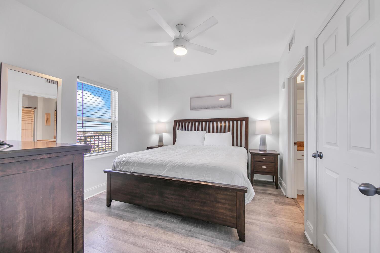 Laketown Wharf 1116 *