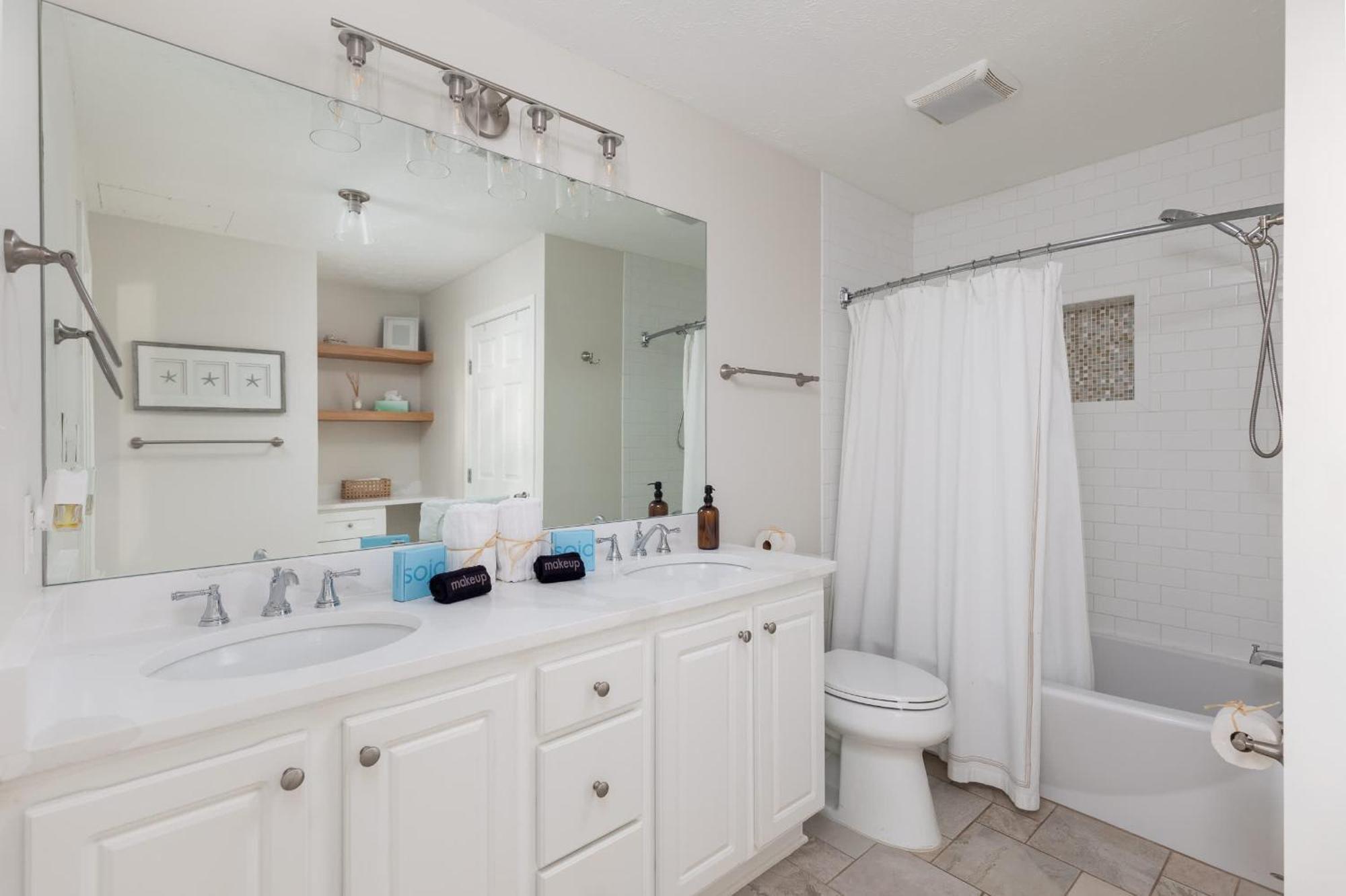 Shells Family House Coastal Retreat With Private Pool Golf Cart & Steps To The Holiday home
