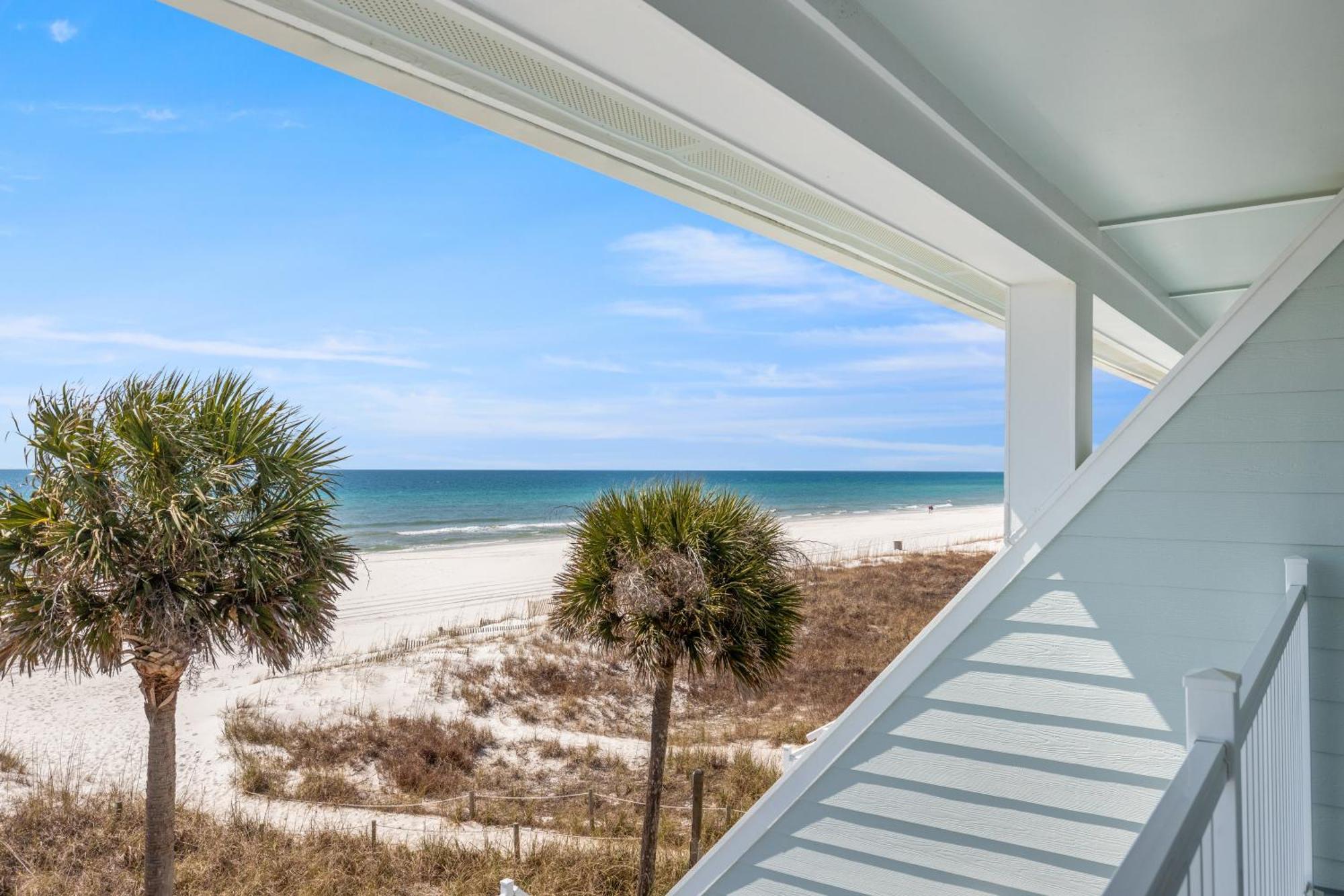 3br, 3ba Beachfront Townhome! Sleeps 11! Ocean View! Steps To The Beach! Holiday home *