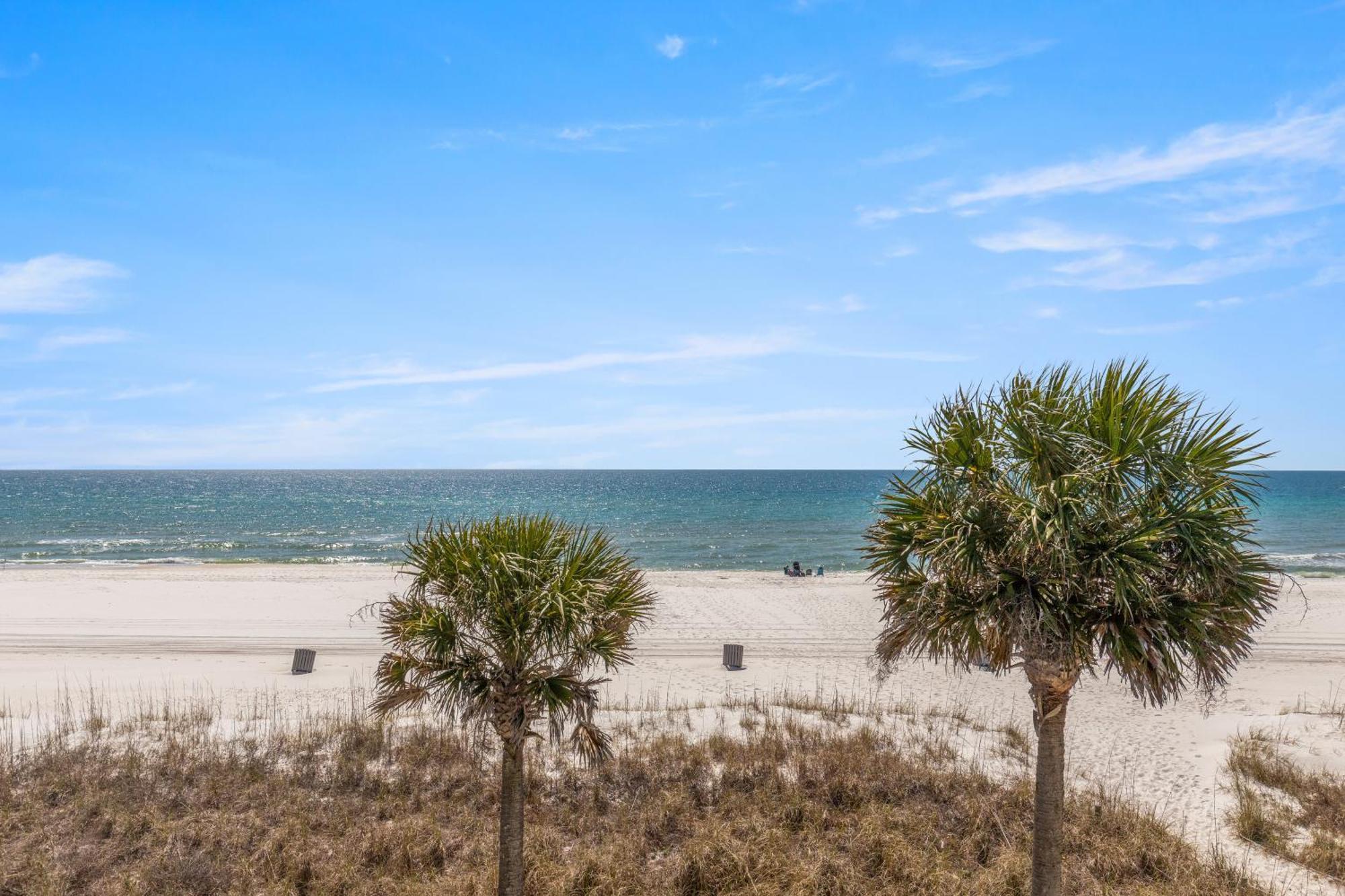 3br, 3ba Beachfront Townhome! Sleeps 11! Ocean View! Steps To The Beach! Holiday home *