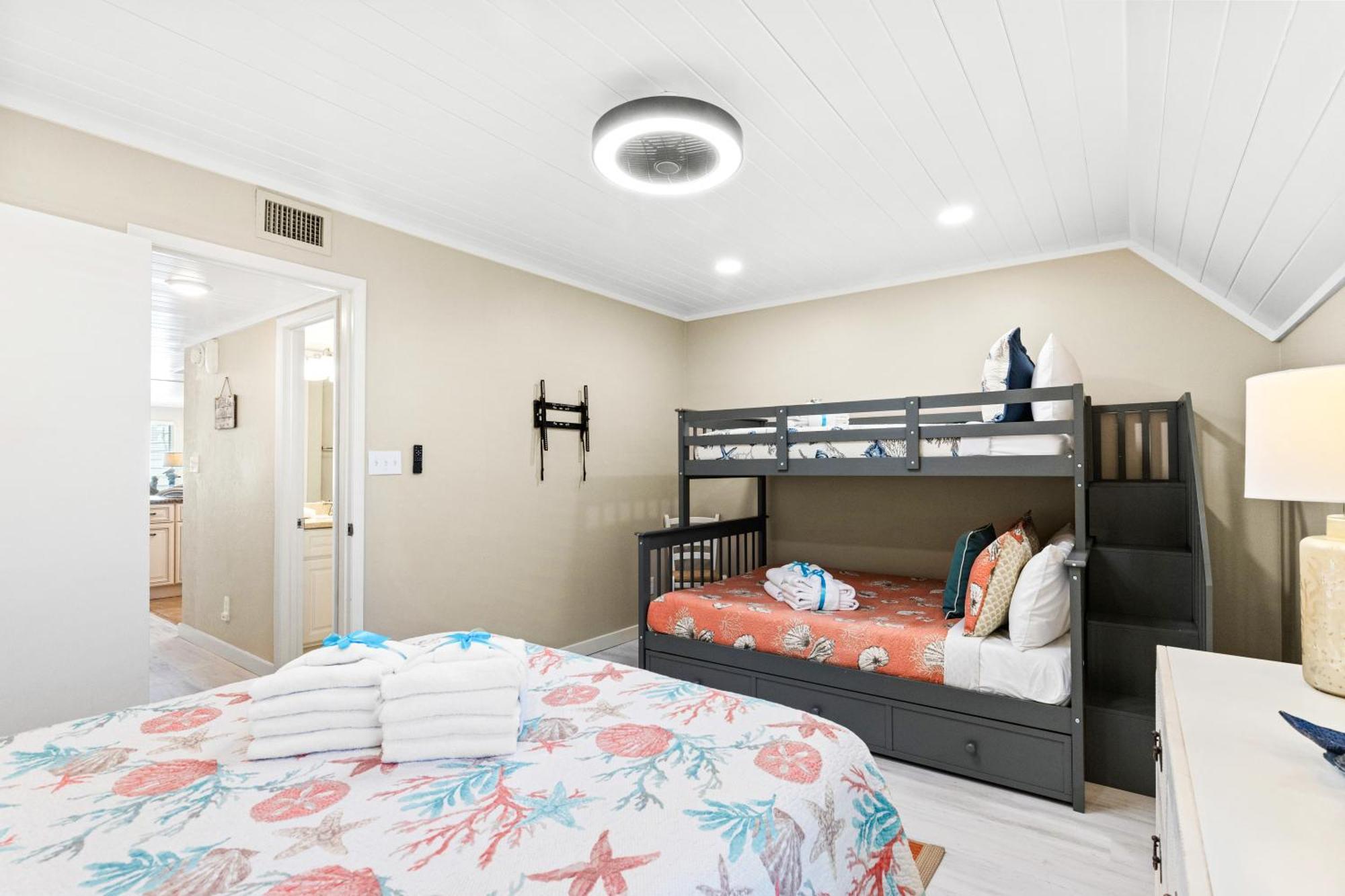 3br, 3ba Beachfront Townhome! Sleeps 11! Ocean View! Steps To The Beach! Holiday home Panama City Beach