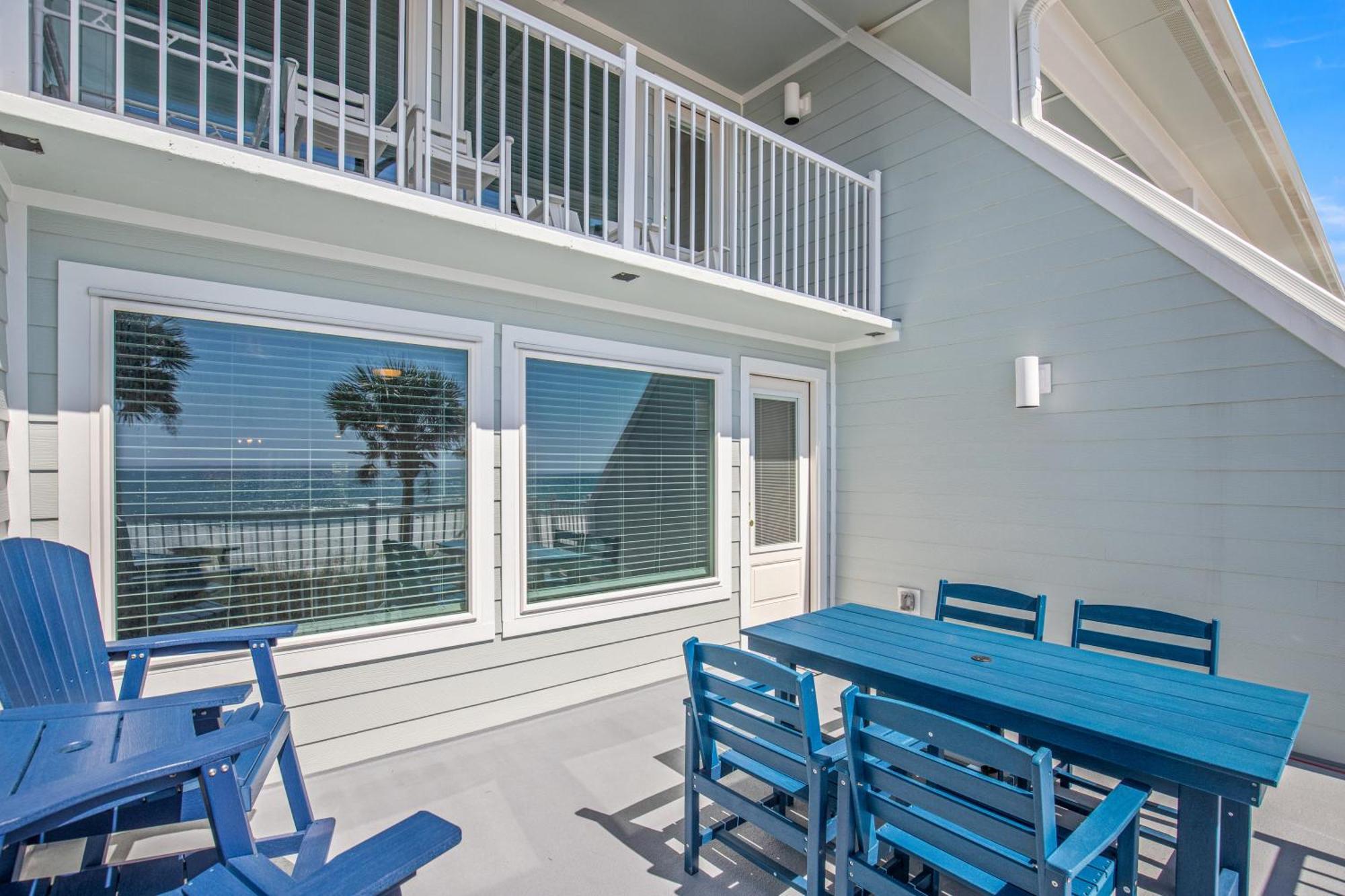 3br, 3ba Beachfront Townhome! Sleeps 11! Ocean View! Steps To The Beach!