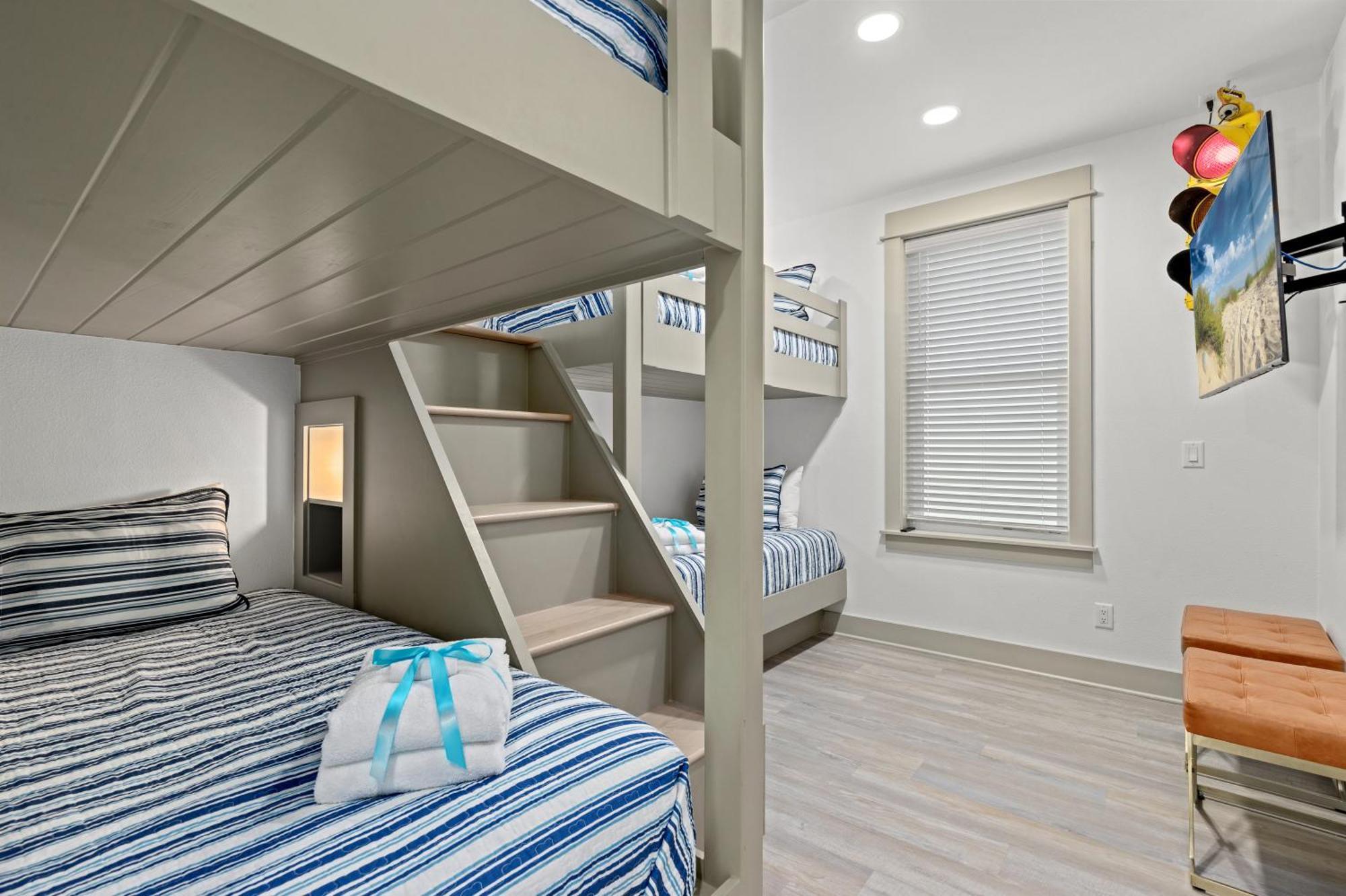 Holiday home Pineapple Paradise! 6br 7ba Beachfront House! Private Pool! Grill! Sleeps 16! *