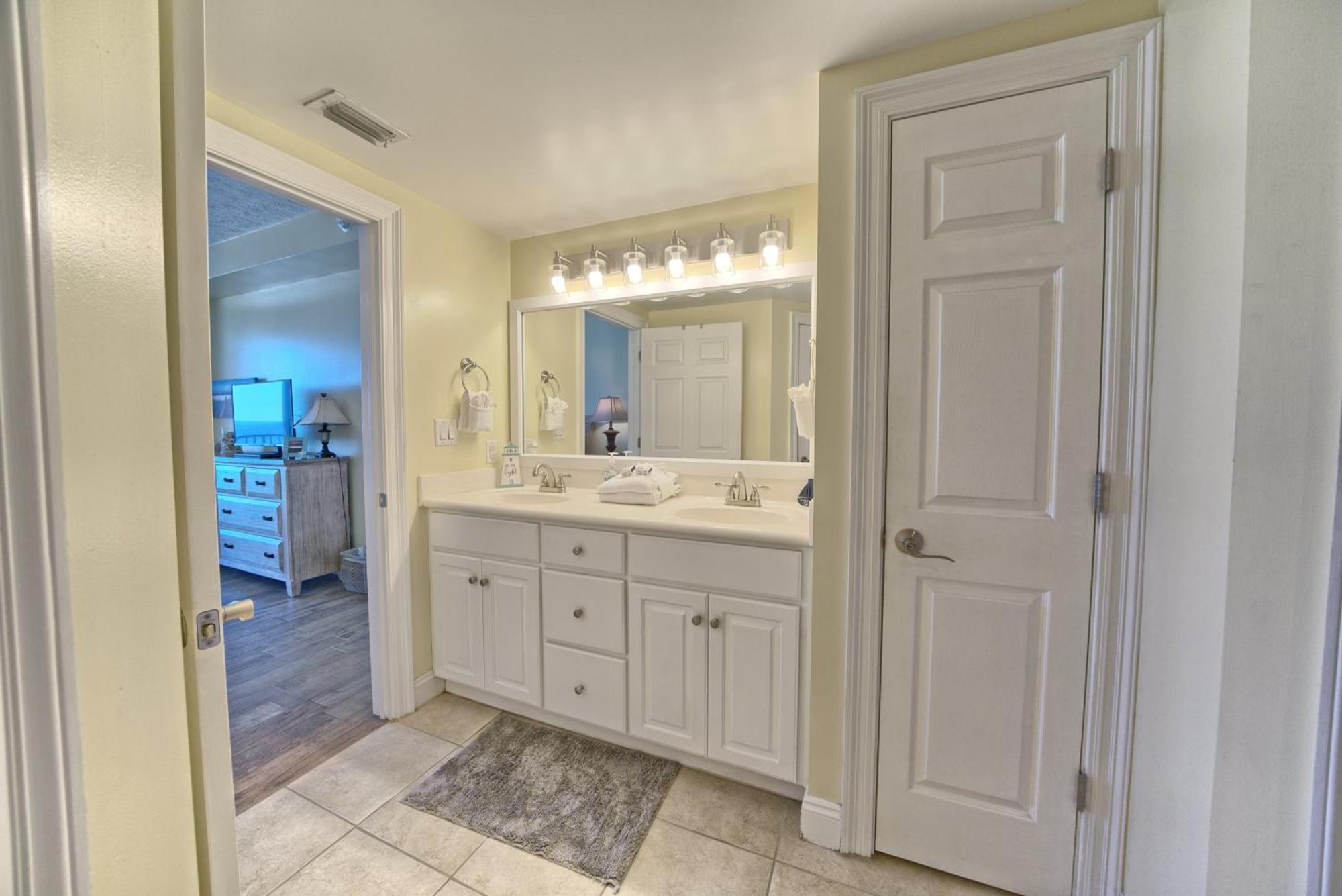 Roomy With Pool And Access - Unit 0502 Apartment *