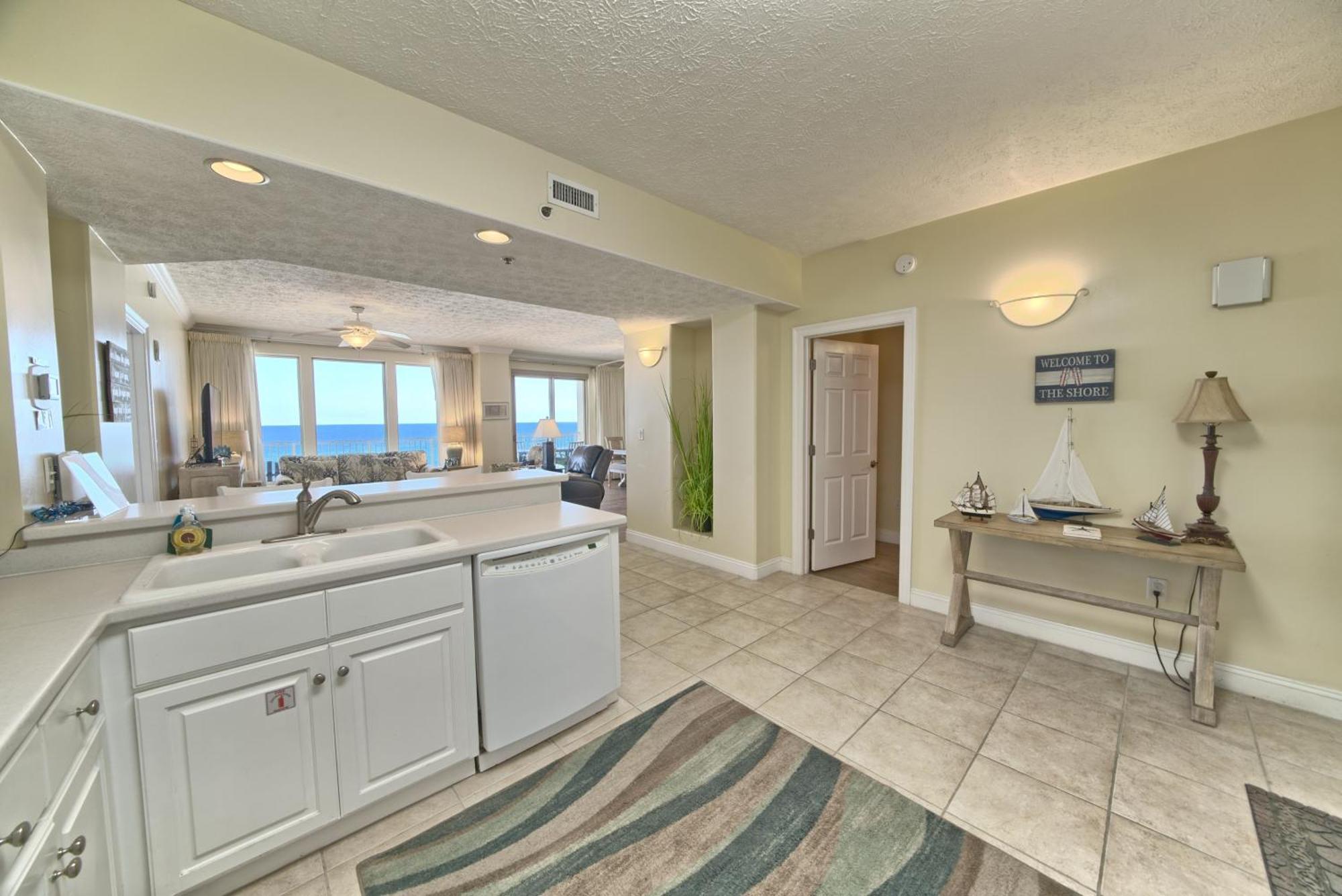 Roomy With Pool And Access - Unit 0502 Apartment