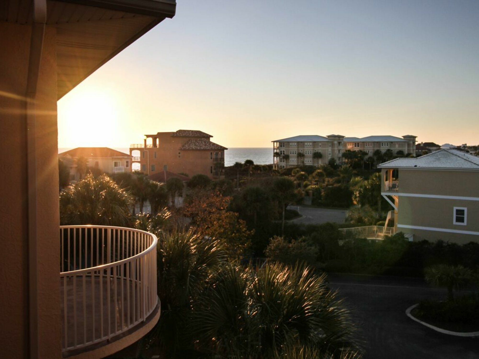Apartment Poolside With Access By Redawning *