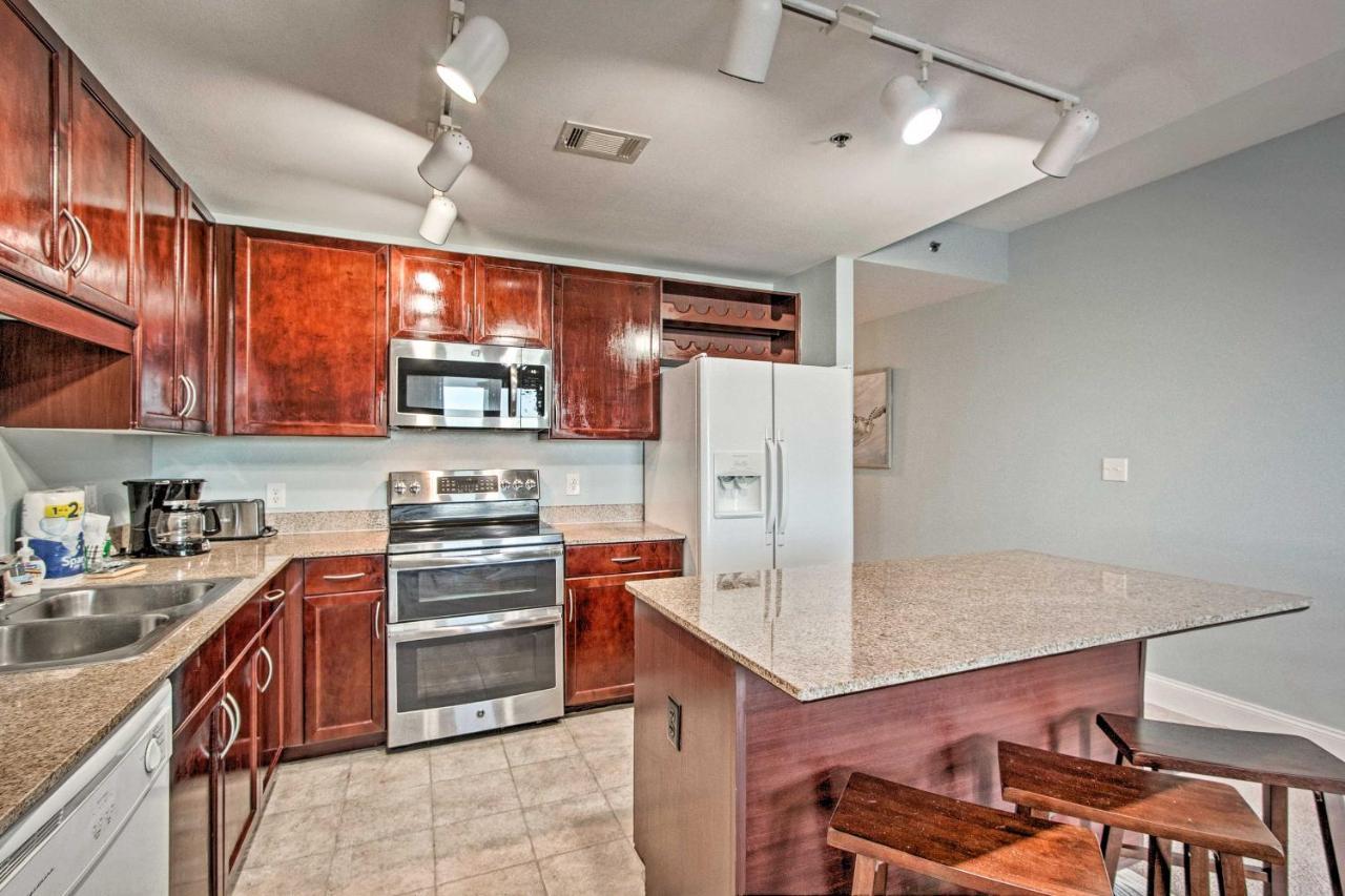 Apartment Lakefront With Community Pools - Walk To *
