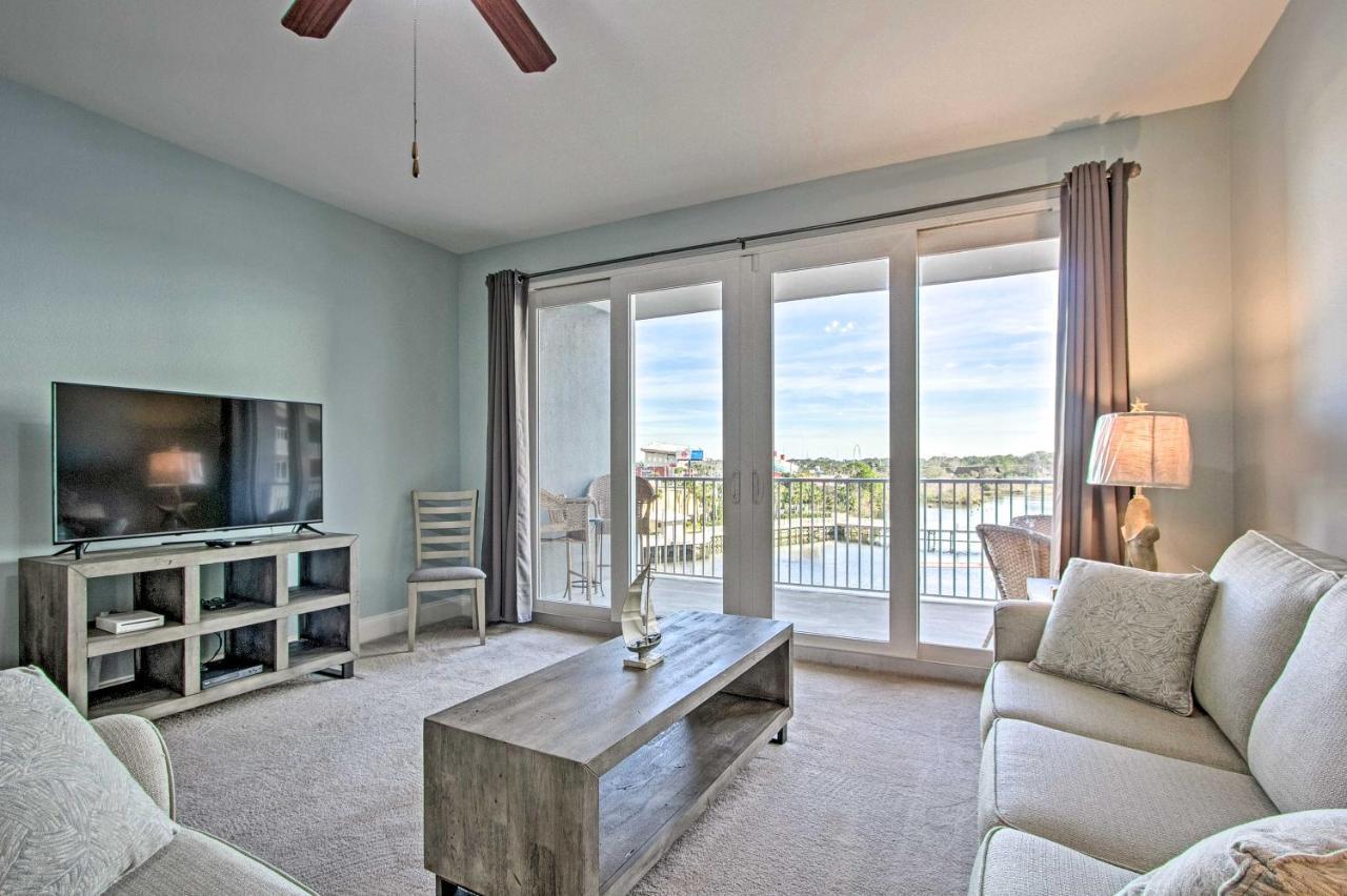 Lakefront With Community Pools - Walk To Apartment *