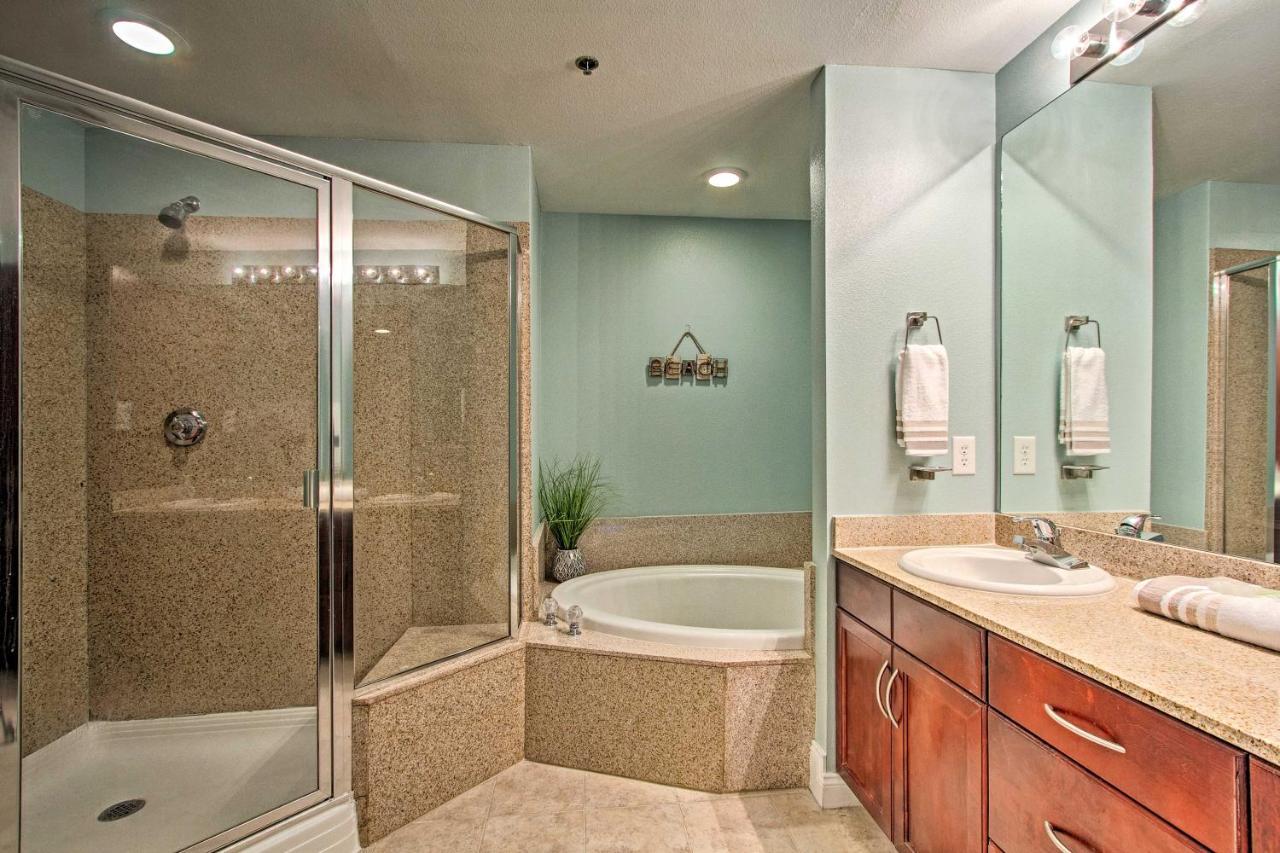 Lakefront With Community Pools - Walk To *