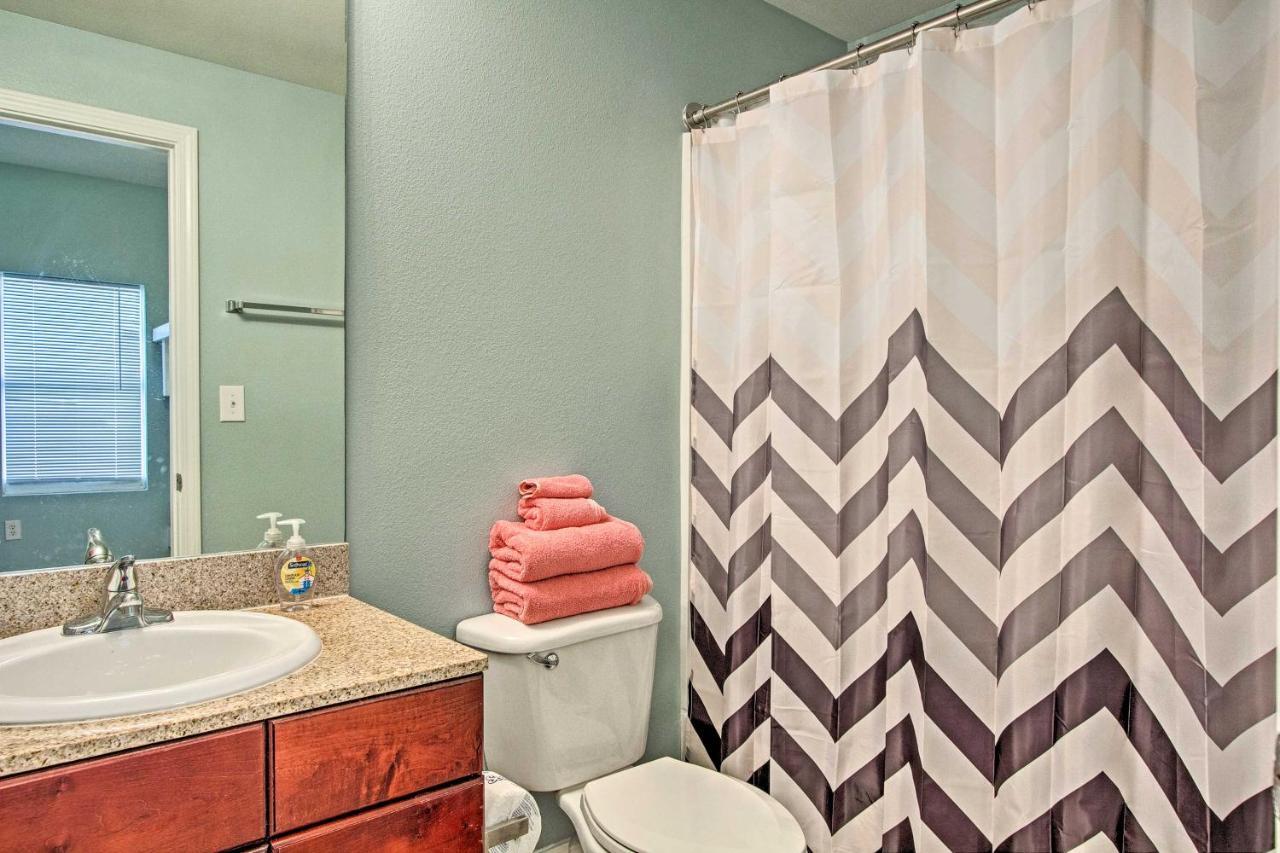 Lakefront With Community Pools - Walk To