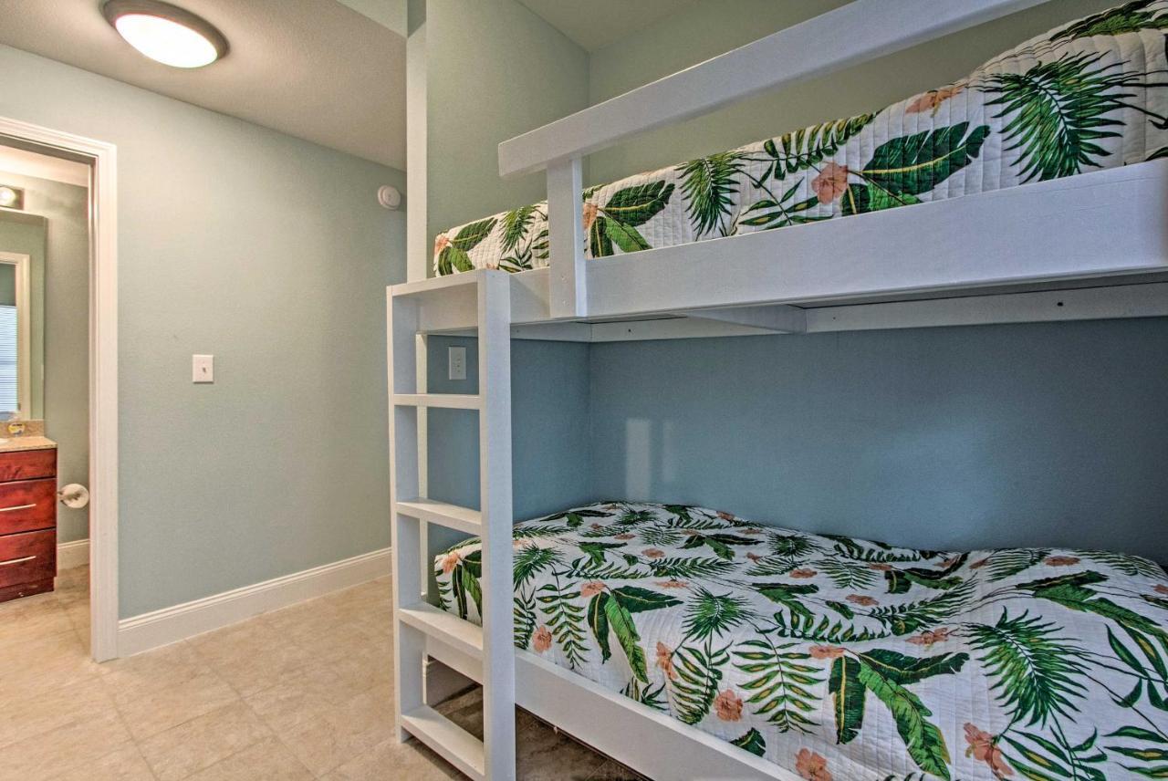 Lakefront With Community Pools - Walk To