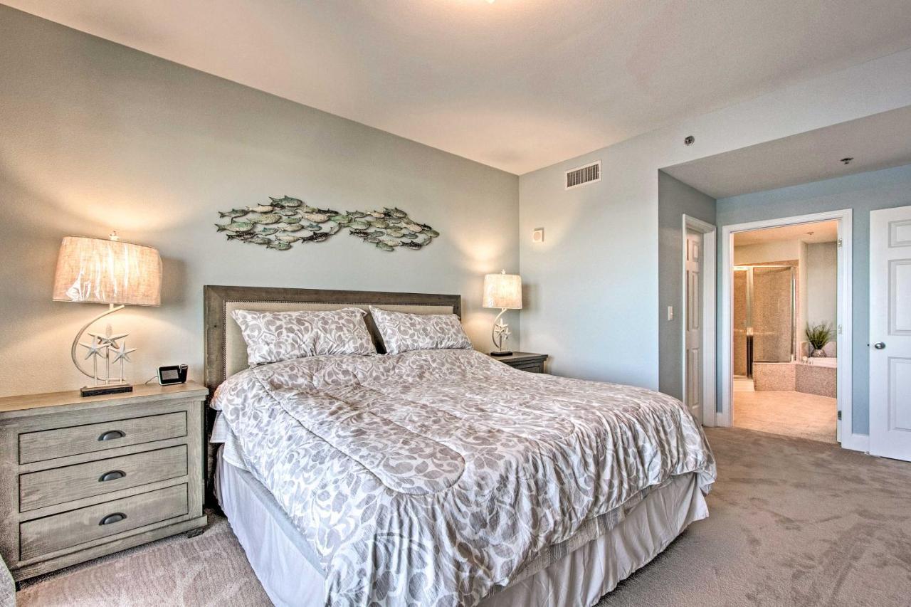 Lakefront With Community Pools - Walk To