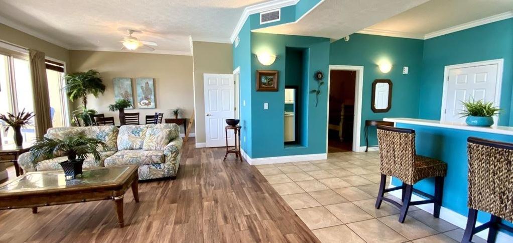 Wonderful Tropical With And Fitness Center Access - Unit 0102