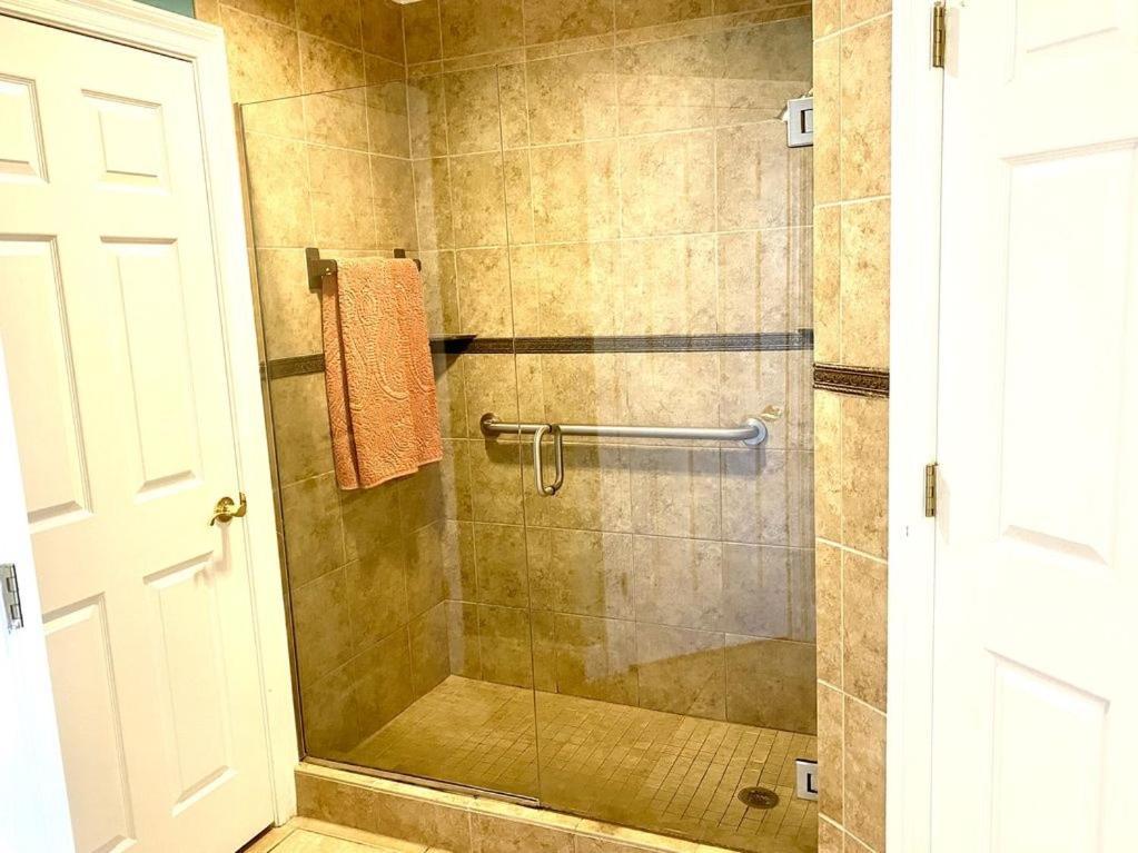 Wonderful Tropical With And Fitness Center Access - Unit 0102
