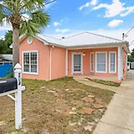 The Coastal Cottage, Steps From The Beach