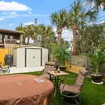 Pet Friendly Townhome With Gulf Views And Hot Tub Right Across From Beach And Schooners
