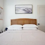 Coral Reef - Brand New Build, Pet Friendly, Private Pool! Sleeps 9!