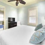 70 Pinecrest