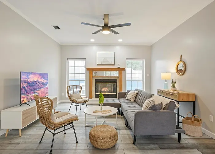 The Coastal Cottage, Steps From The Beach