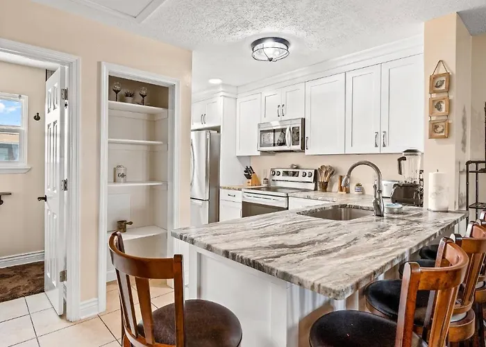 Pet Friendly Townhome With Gulf Views And Hot Tub Right Across From Beach And Schooners