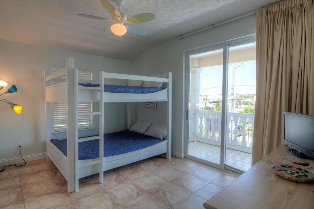 Villa Surf Song - Beachfront With Swimspa! *
