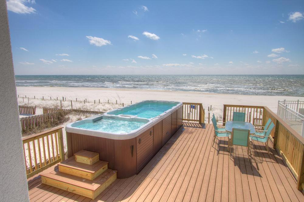 Villa Surf Song - Beachfront With Swimspa!