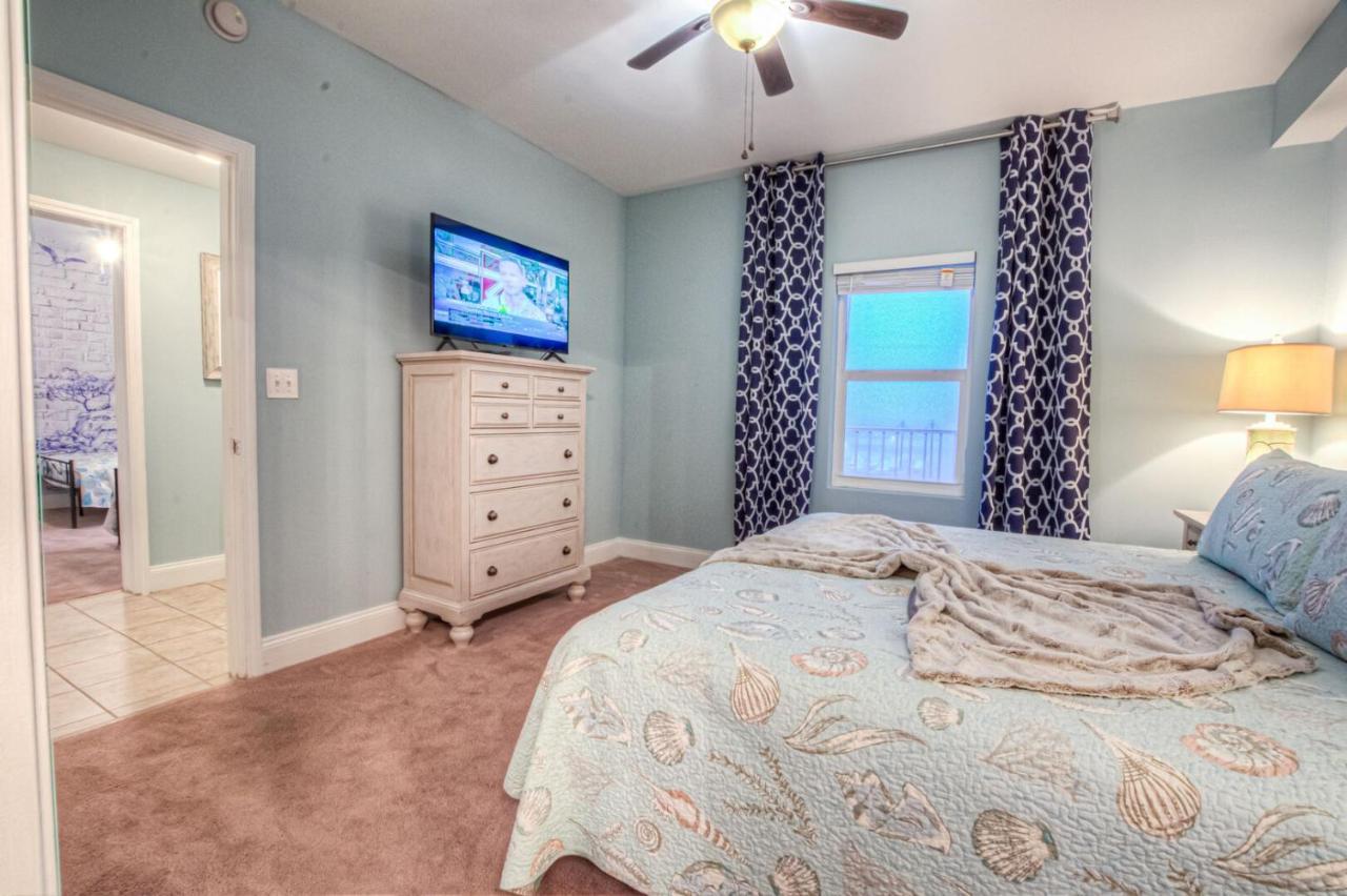 Beautiful 3 Bd Laketown Wharf 1133- Amenities! *