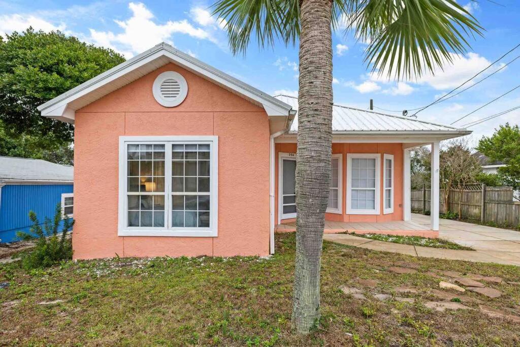 The Coastal Cottage, Steps From The Beach Holiday home