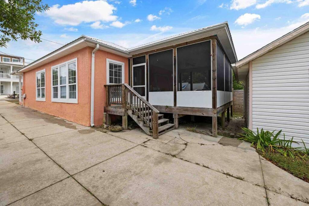 The Coastal Cottage, Steps From The Beach Holiday home *