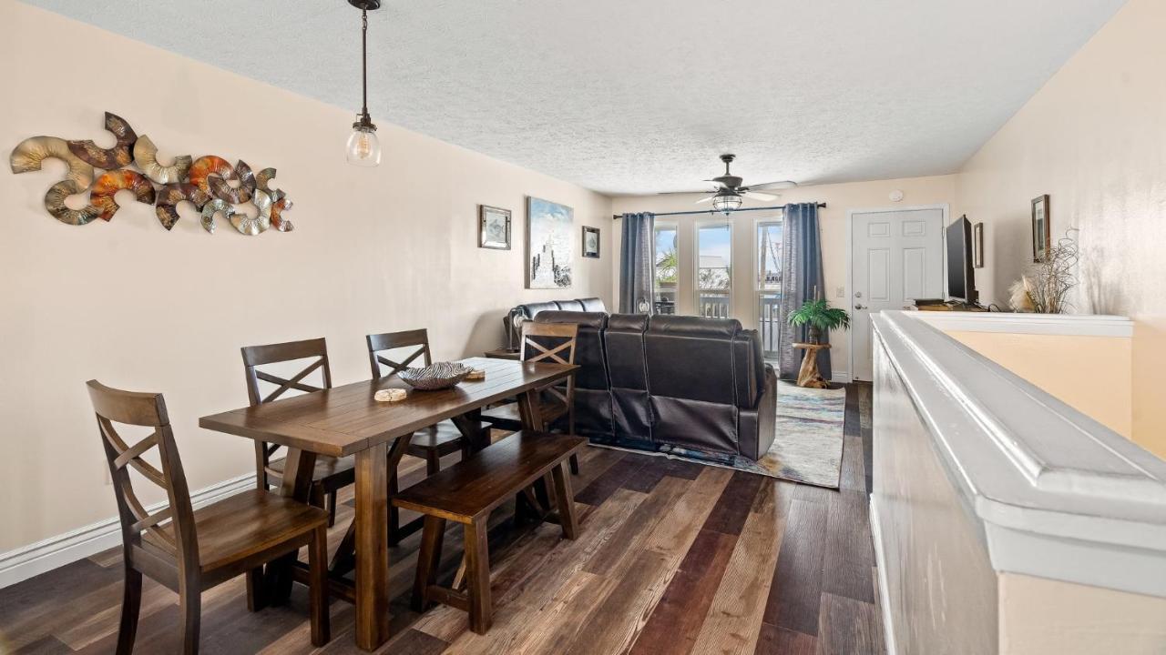 Apartment Pet Friendly Townhome With Gulf Views And Hot Tub Right Across From And Schooners *