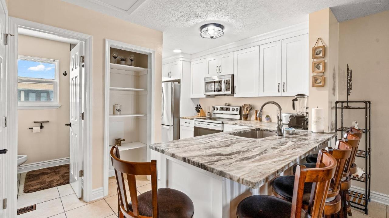 Apartment Pet Friendly Townhome With Gulf Views And Hot Tub Right Across From And Schooners *