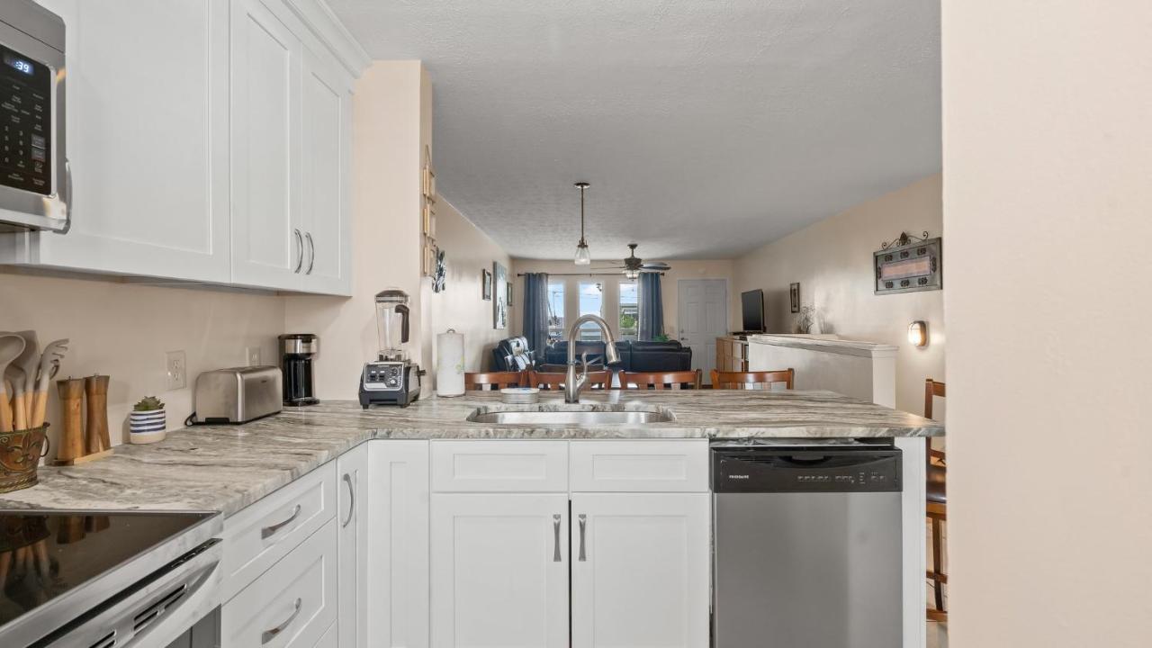 Pet Friendly Townhome With Gulf Views And Hot Tub Right Across From And Schooners *