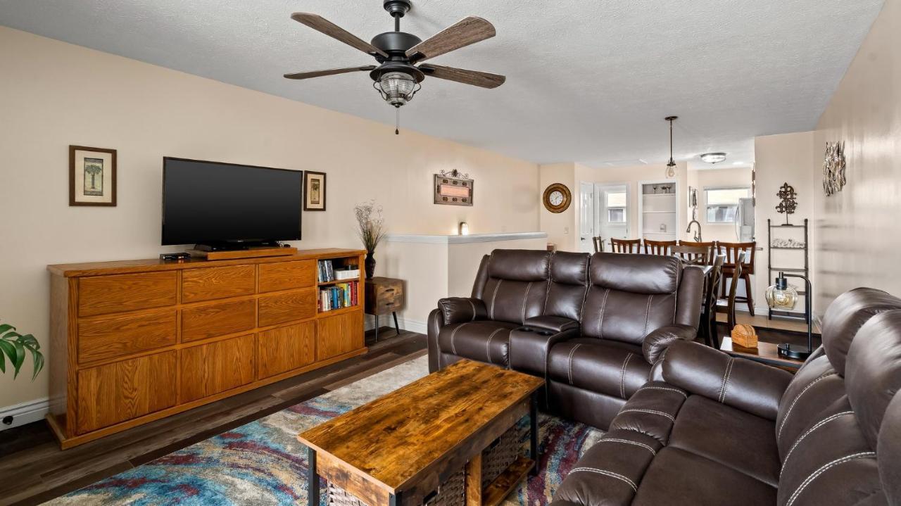 Apartment Pet Friendly Townhome With Gulf Views And Hot Tub Right Across From And Schooners